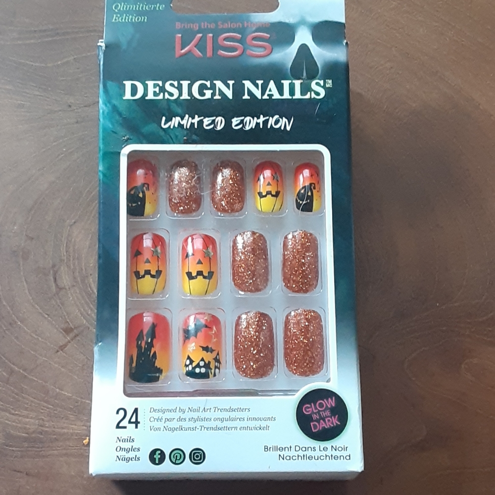 Kiss limited edition Halloween Design Nails